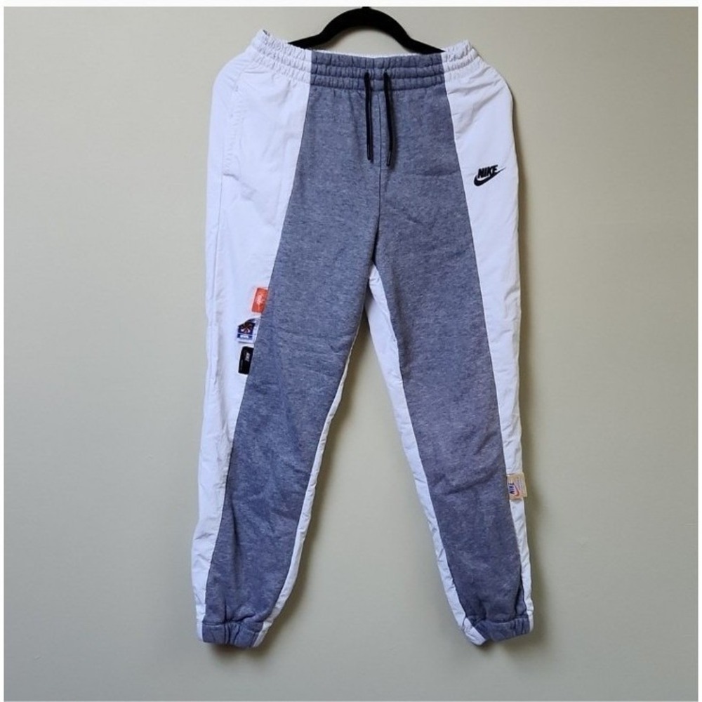 Nike pants size small
windbreaker jogger style
track pants